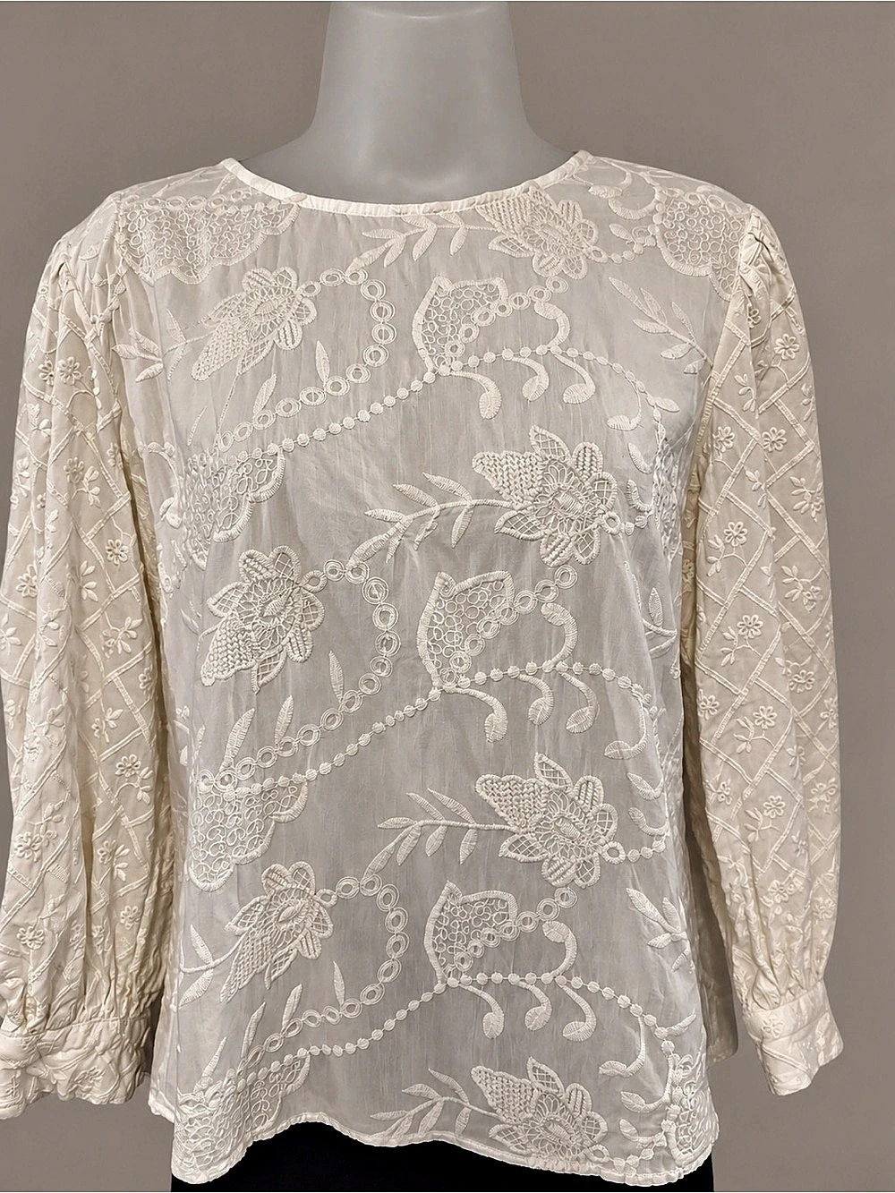 Solitaire White Embroidered Boho Blouse – Size M